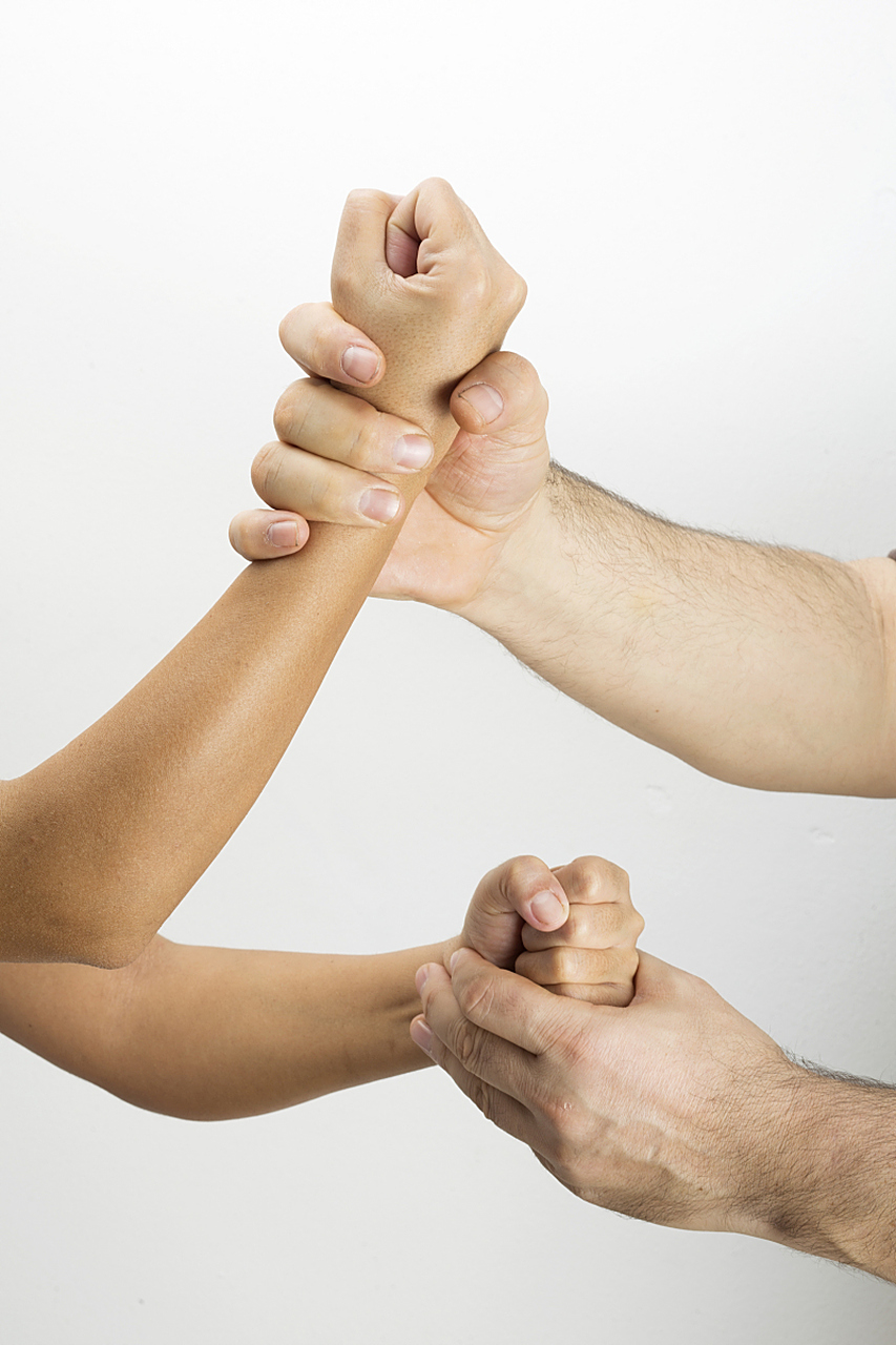 和女孩子扳手腕,把自己的手给掰骨折了,可以要求对方赔偿吗?