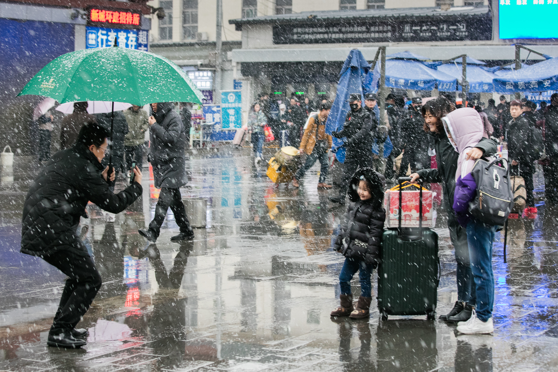 临近春节,突如其来的一场大雪,仍难掩盖住人们回家过年的喜悦心情.
