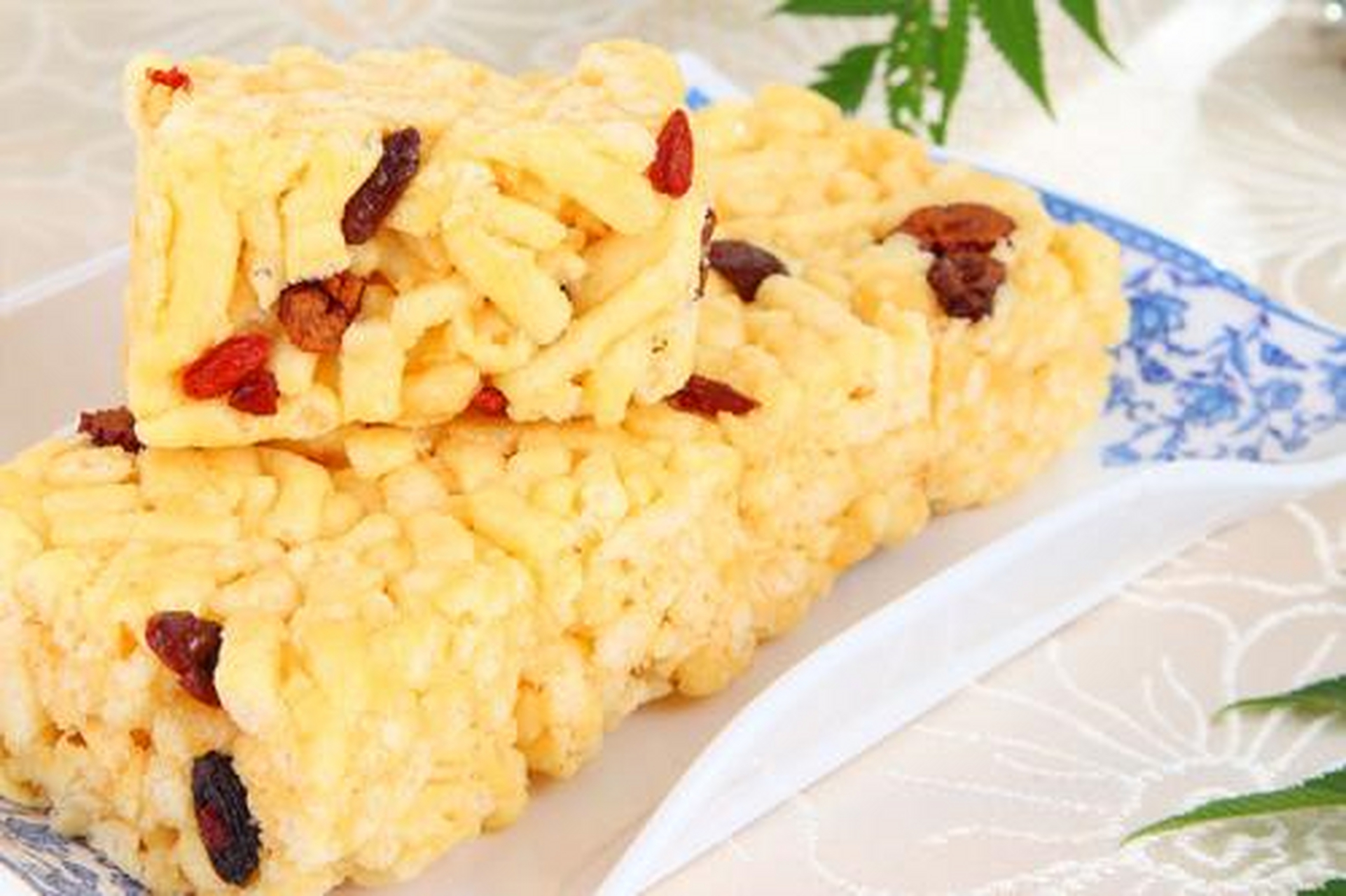 《燕京岁时记》中写道:"萨其马乃满洲饽饽,以冰糖