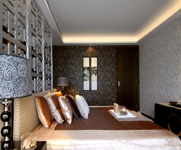 床头墙上的镂空设计十分的特别,简单的棱角和构架,彰显主人品味