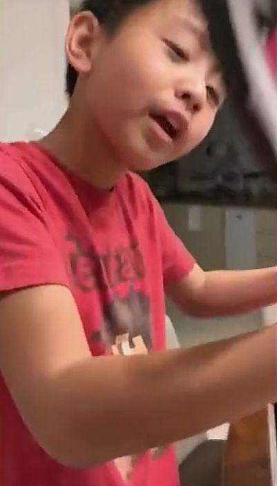 小q模仿妈妈张柏芝拆礼物,语气表情惟妙惟肖,五官像极了谢霆锋