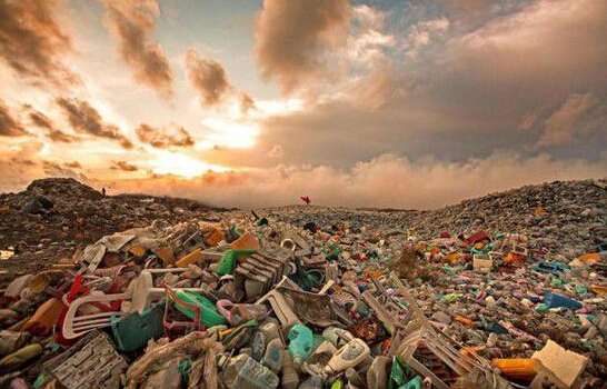 地球垃圾污染已经严重到可怕的程度,世界各国都感到惶恐