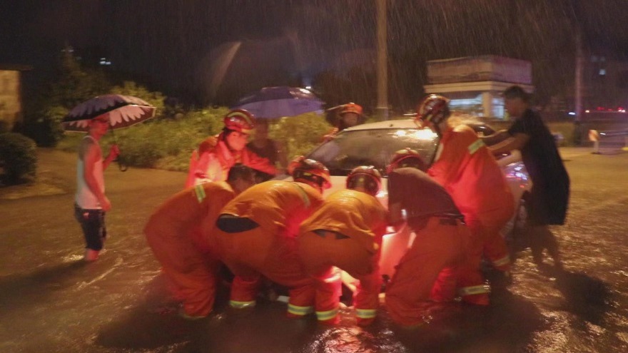 利奇馬影響山東!一車被淹,水沒過引擎蓋,1人被困,十分危急