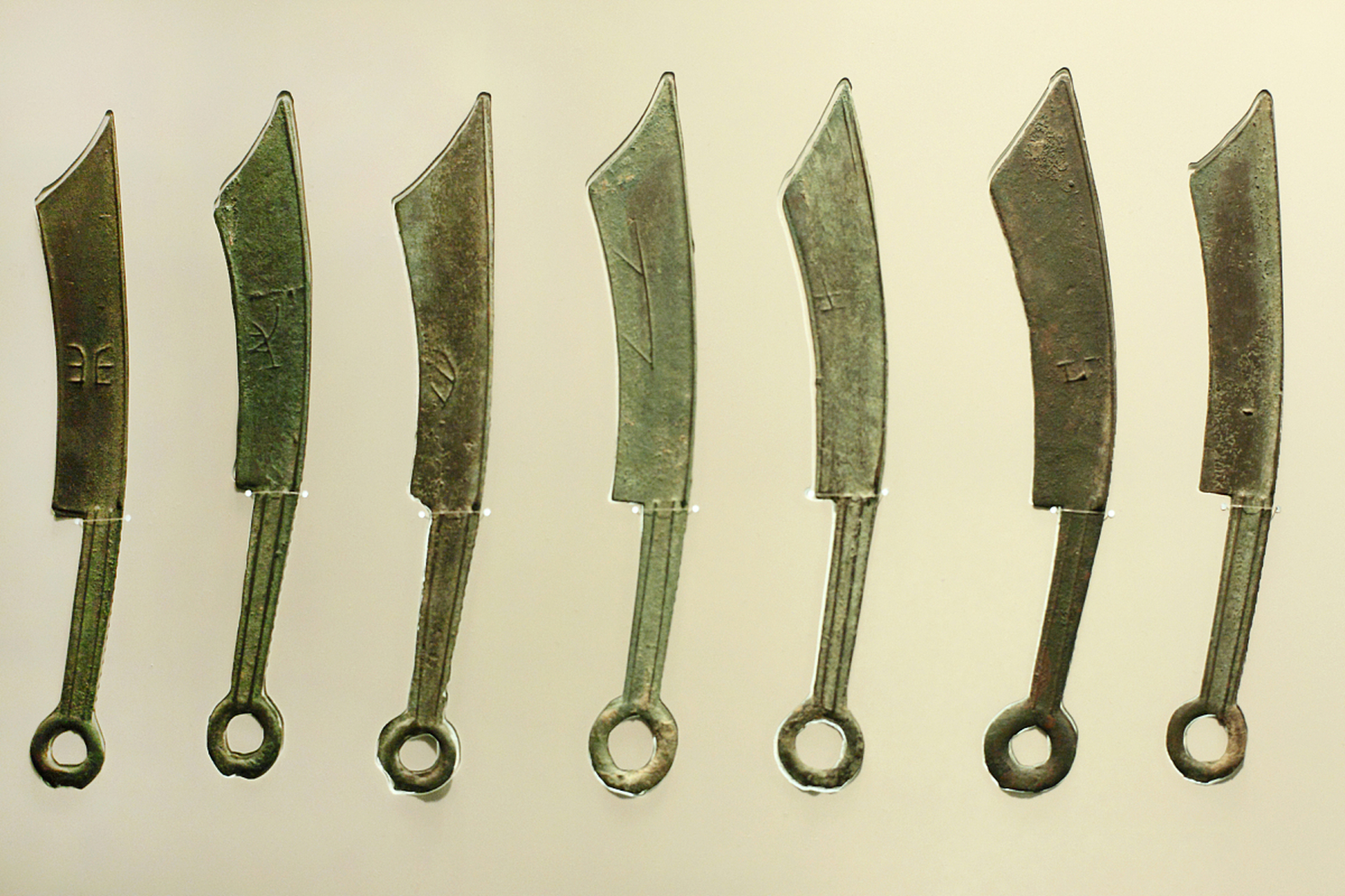 刀币,是春秋战国时期的青铜铸币之一.