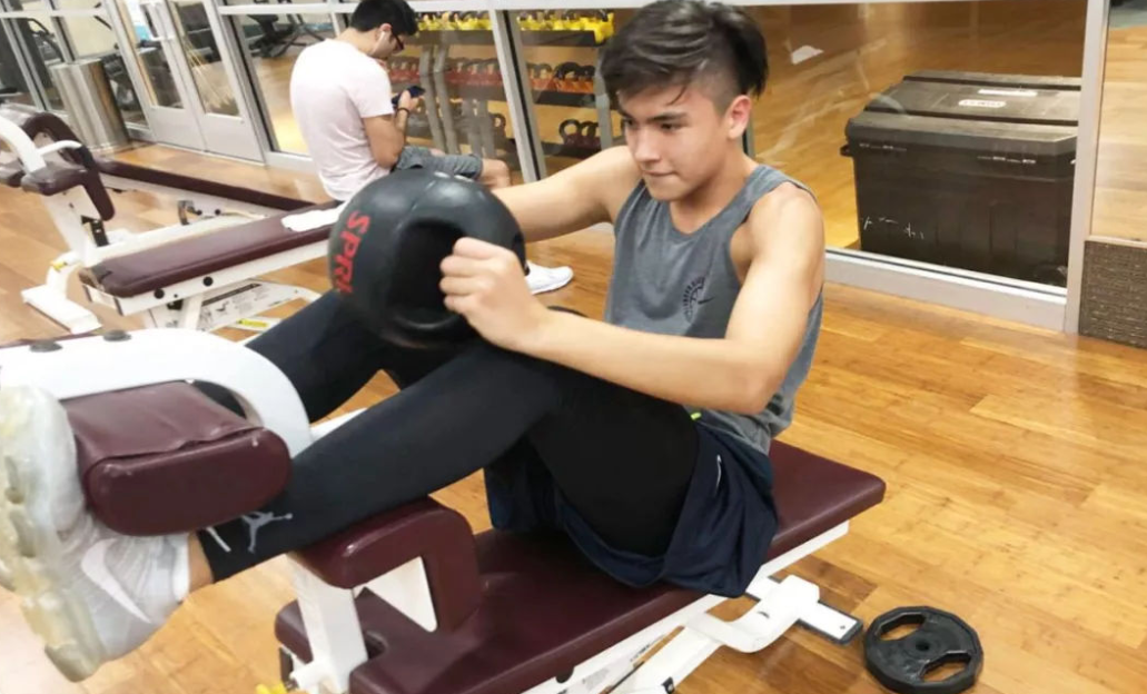 巴恩泽身高2.08米,颜值堪比明星,唯独这方面让父亲巴特尔很失望