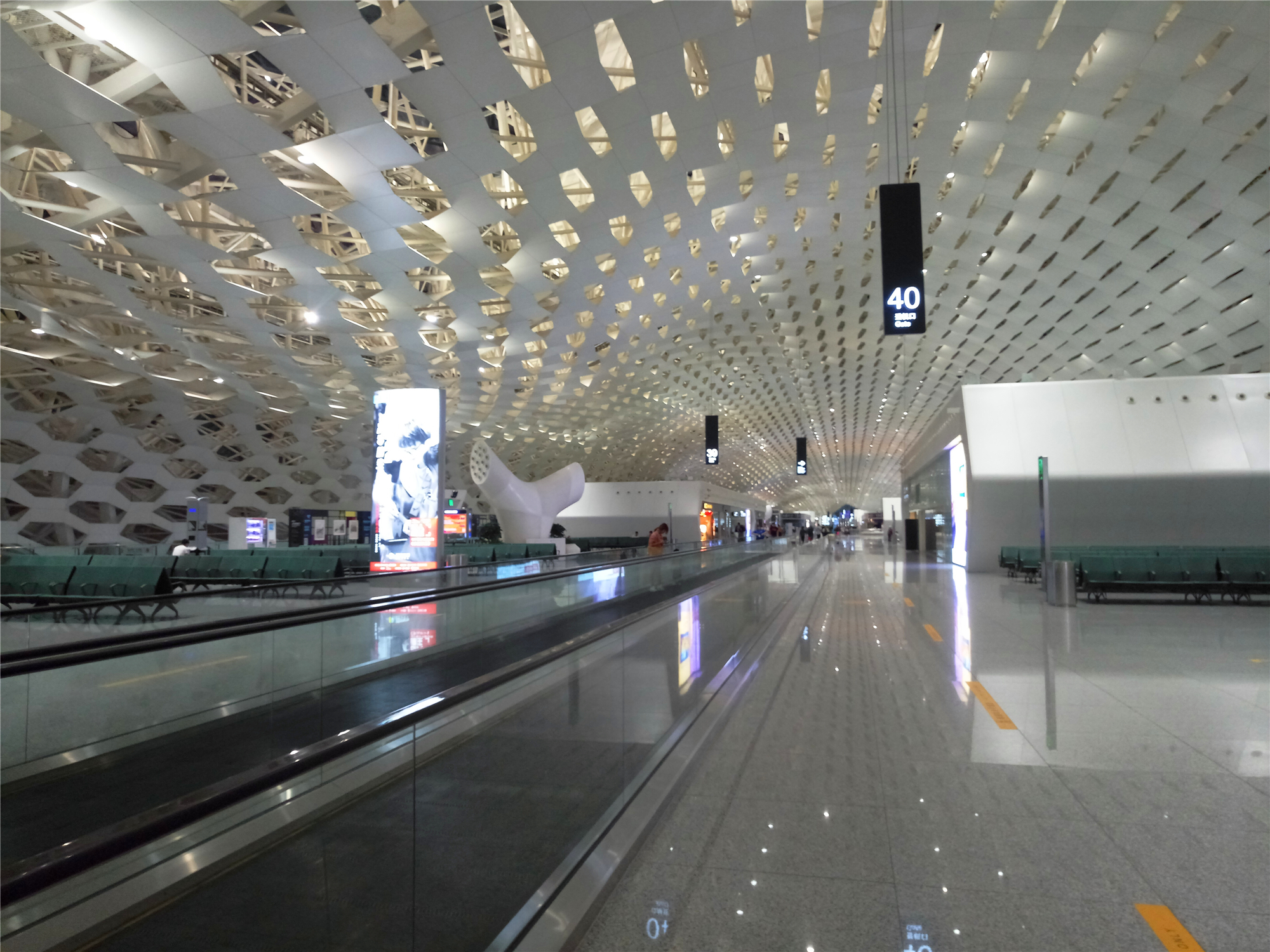 一次航班延误,看到了深圳宝安机场深夜里的众生百态
