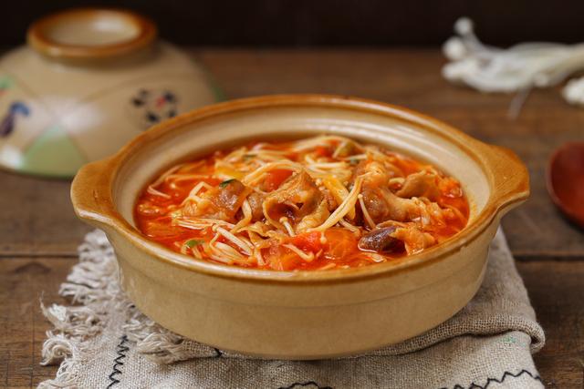 冬至马上到了,简单煮上这一锅,酸甜开胃又能暖身,米饭可要备足