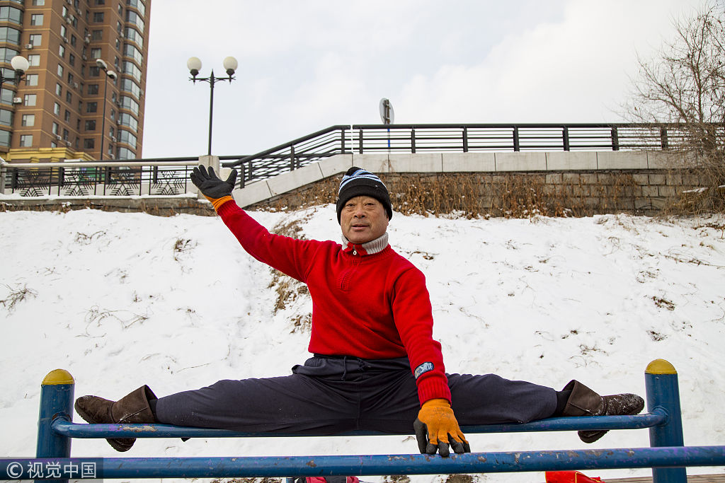 吉林花甲老人冰天雪地健身 各种高难动作引人称赞