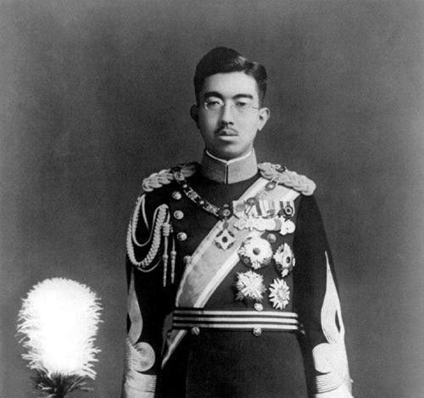 日本投降时裕仁天皇做了这件事,大臣直接吓跪在地上