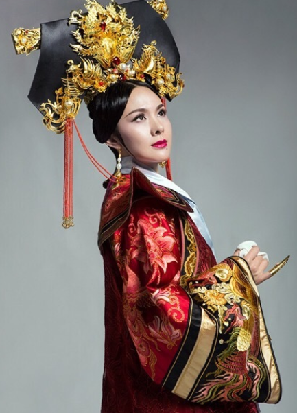 程莉莎:一袭复古长裙,气质优雅又有魅力,真是韵味十足!