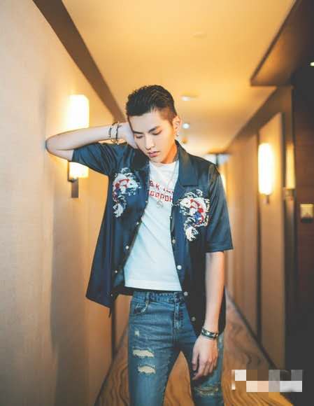 看男明星穿破洞牛仔裤,你最想给哪位补上呢?