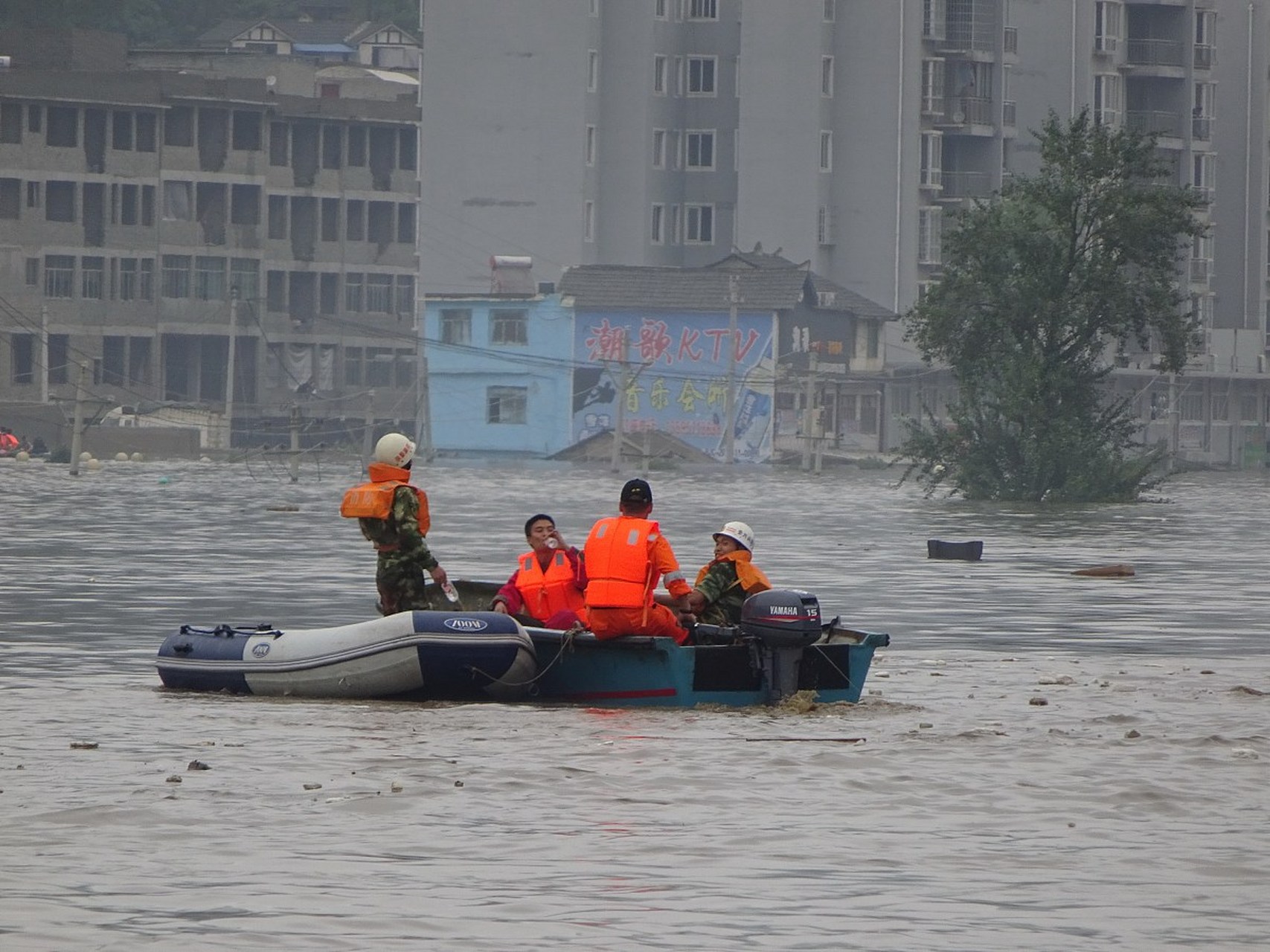 近日,一场百年一遇的洪水侵袭了河北省涞水县,这个位于太行山区的宁静
