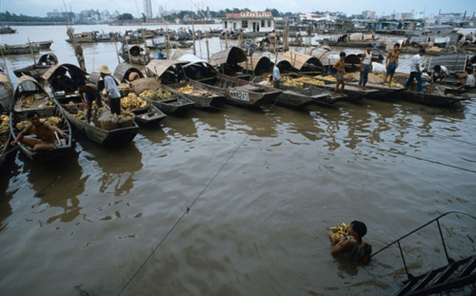 1985年的广州码头:船来船往运香蕉,热闹得很