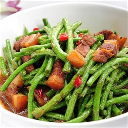 豆角烧肉,豆角吸收五花肉的香味,软糯回味比肉还好吃!