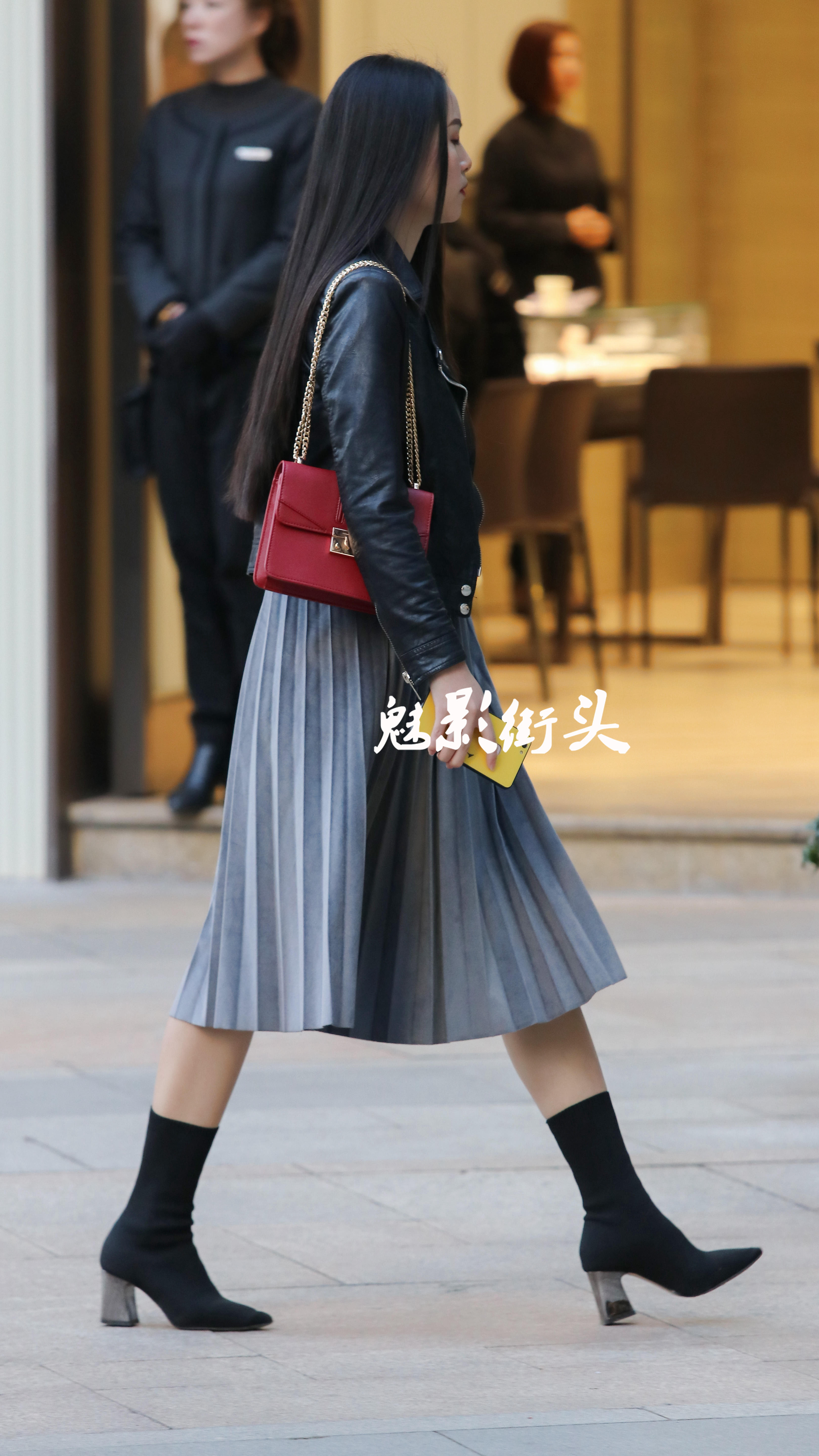 街拍:黑色皮衣搭灰色百褶裙,脚踩黑色短靴,侧颜依旧美感十足