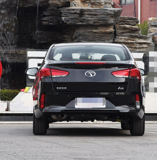 东南a5翼舞的外观很硬朗,设计也都是朴实无华,整体来说很不错