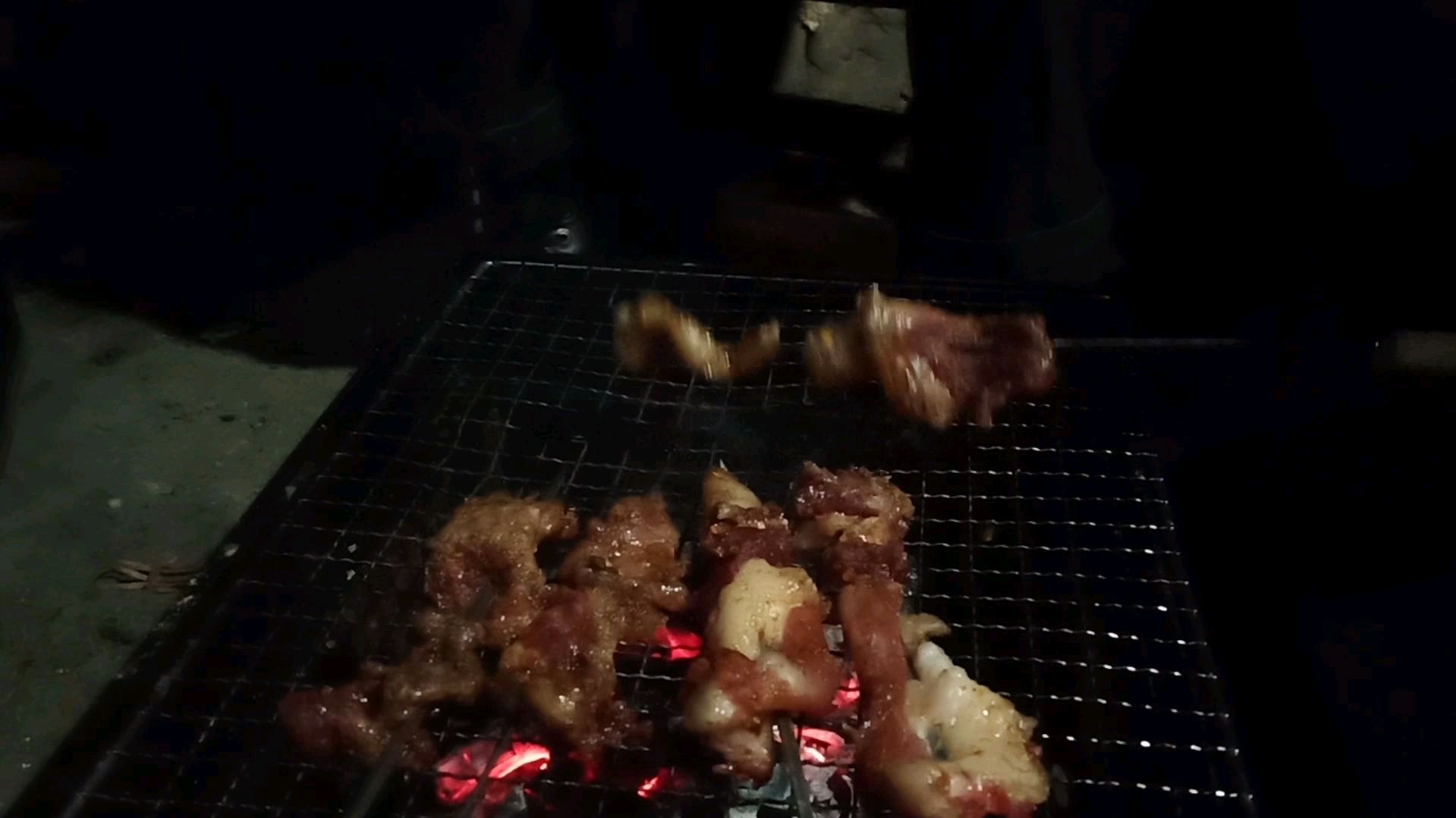 外婆家吃年猪饭,切了几斤五花肉做烧烤,吃粮食长大的猪肉就是香