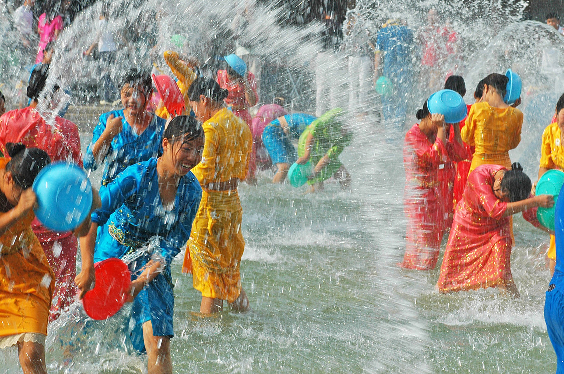据瑞丽泼水狂欢节组委会办公室最新放假通知,2023年瑞丽泼水节放假