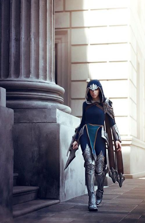 图为女版的男刀,这是在走模特步呀!英雄联盟cos,网友:人马真的很丧!