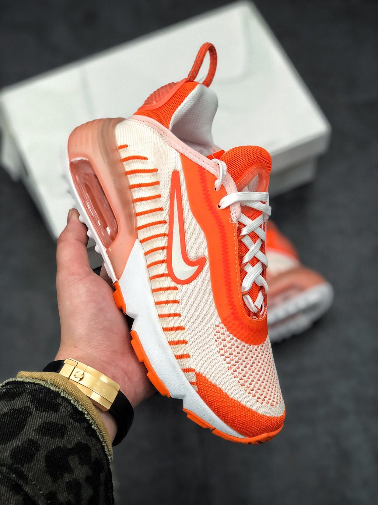 耐克太空大气垫休闲运动慢跑鞋,真假难辨