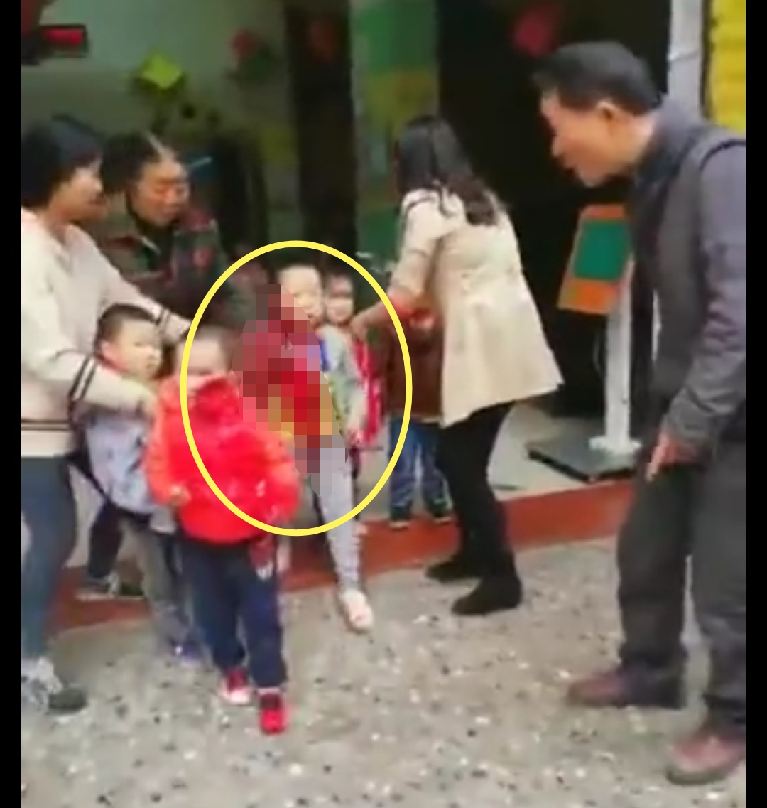 重庆巴南一中年妇女持刀冲进幼儿园砍伤多名儿童,现场惨不忍睹