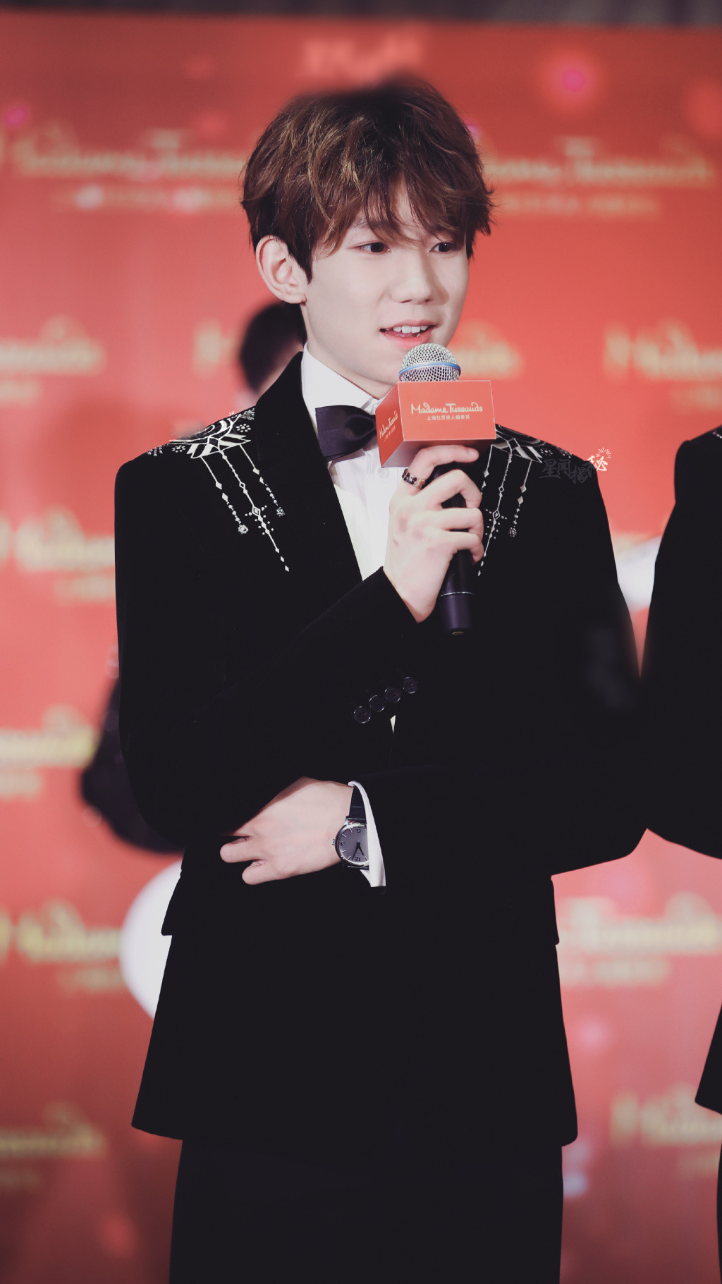 王源出席蜡像揭幕仪式搞笑点评蜡像!耿直少年一句话逗笑全场!