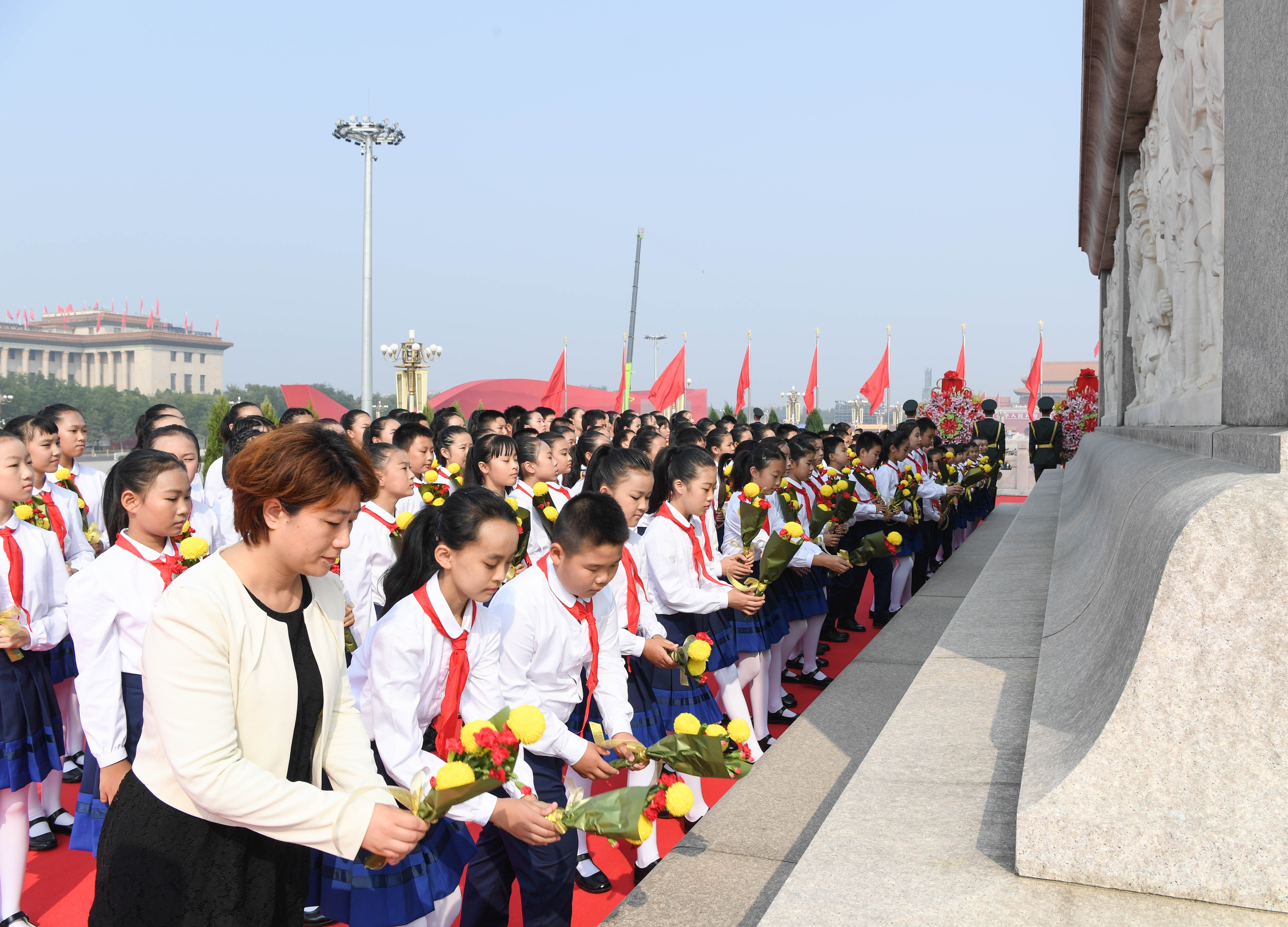 烈士纪念日向人民英雄敬献花篮仪式在京隆重举行(2)