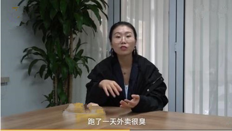 太揪心!外卖小哥被撞后因自己脚臭拒绝车主查看伤势:怕熏到你了