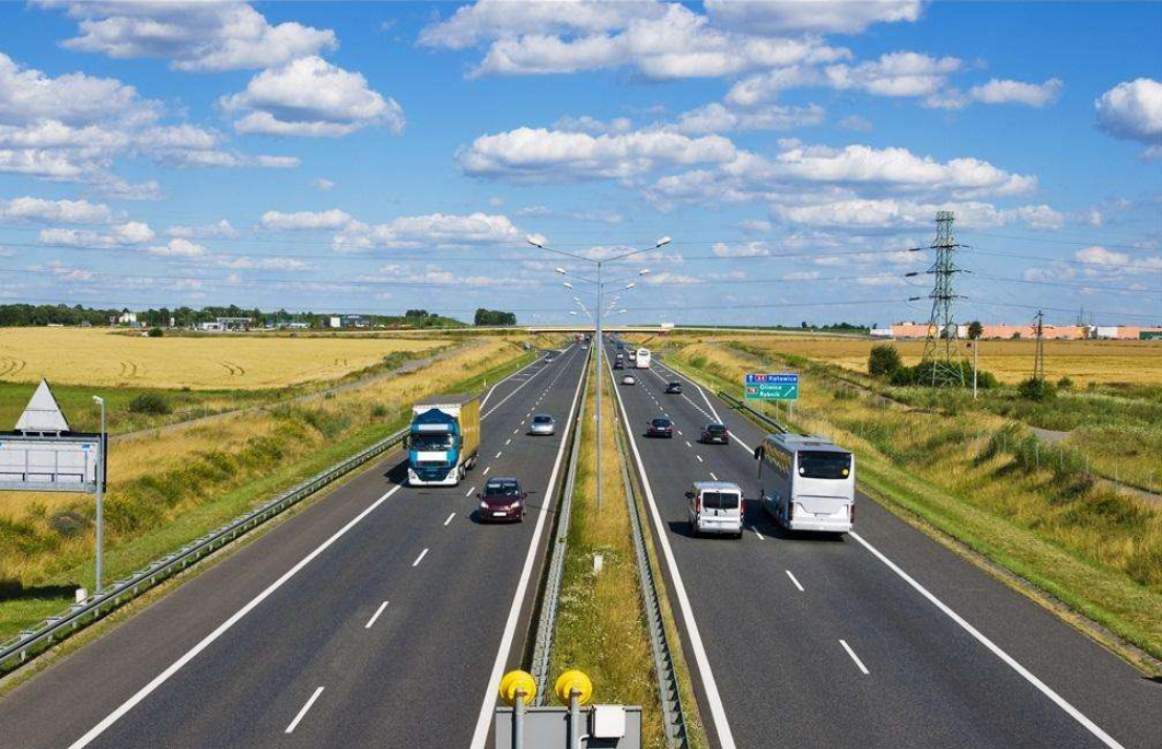 陕西省公路局关于在全省重点高速公路实施货运车辆分道行驶的通告