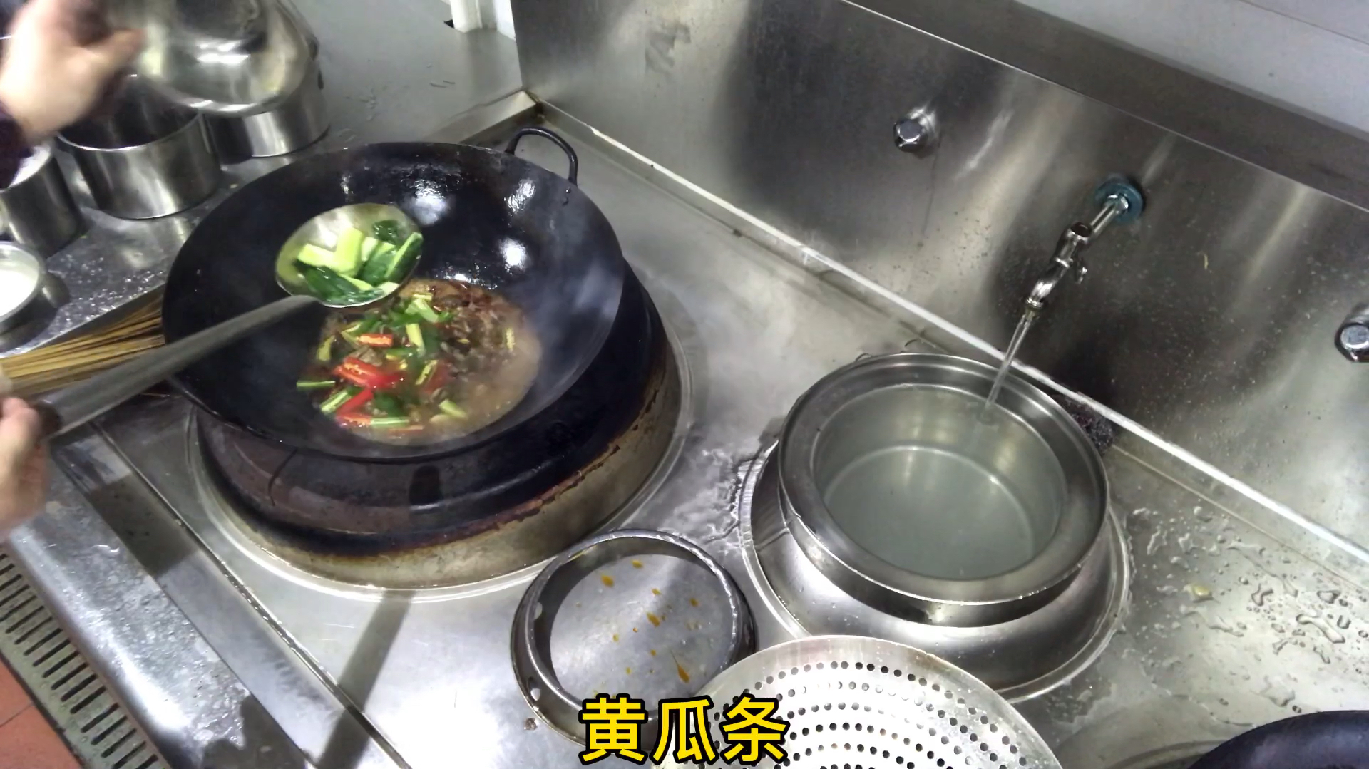 大厨分享“蒜仔烧鳝鱼”的做法,鳝鱼肉质鲜嫩,麻辣入味
