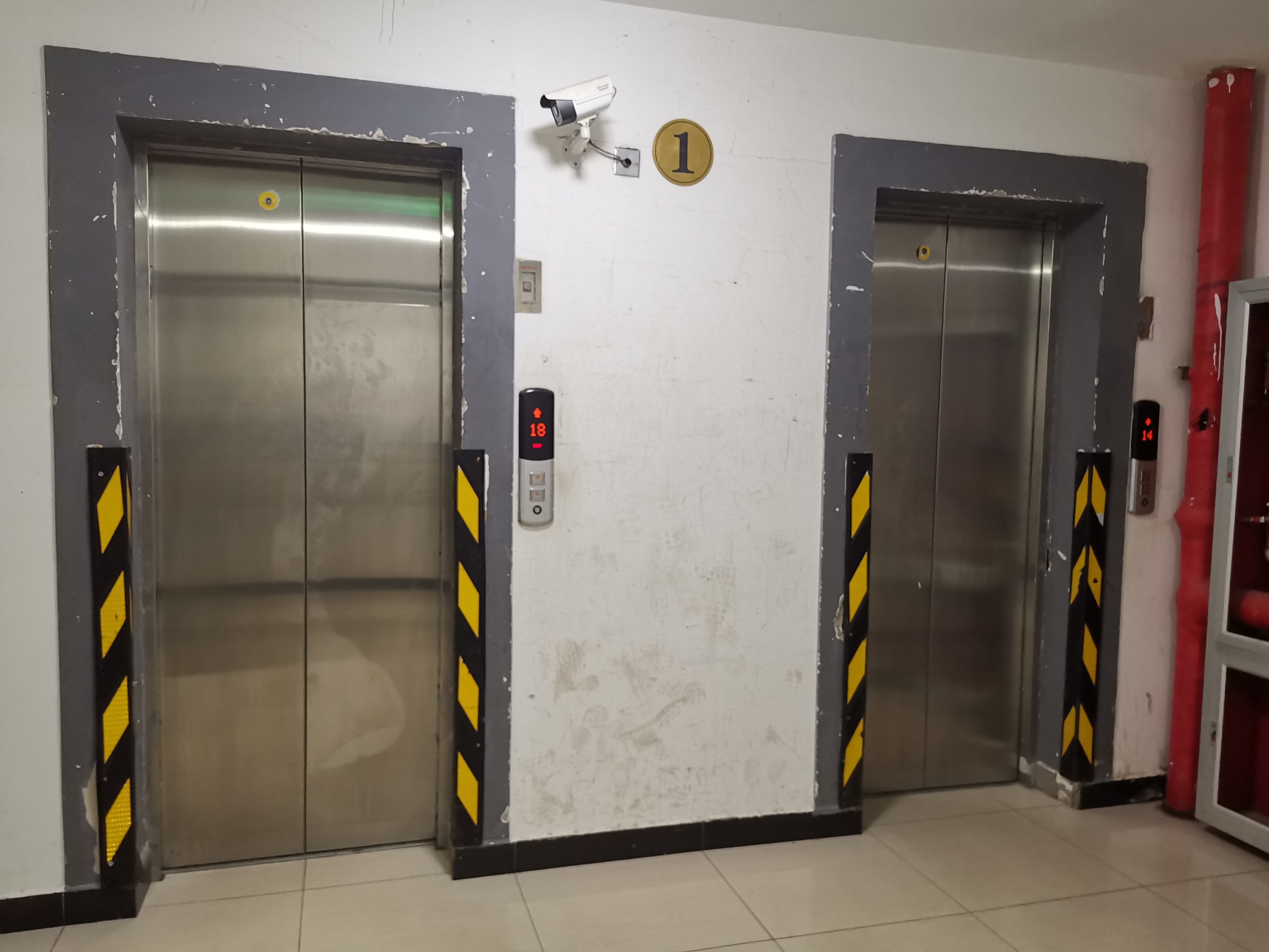 北京大兴多彩嘉园小区电梯连续两天"玩蹦极",居民人心惶惶