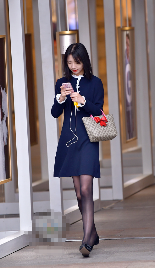 街拍:图四短裙配黑丝袜,还透露着小性感,这个季节的最佳搭配!