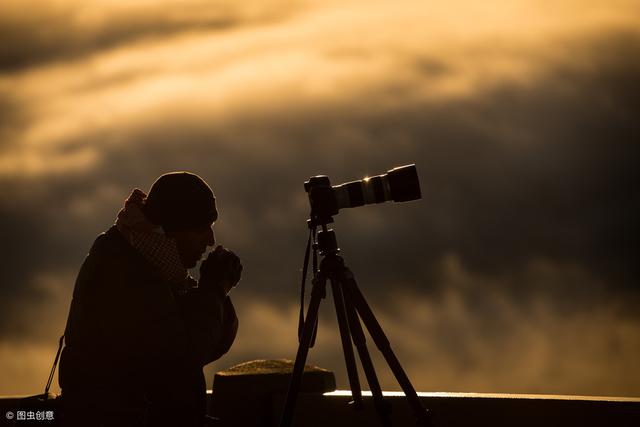 一个摄影师身上背的东西足够买一辆车了.