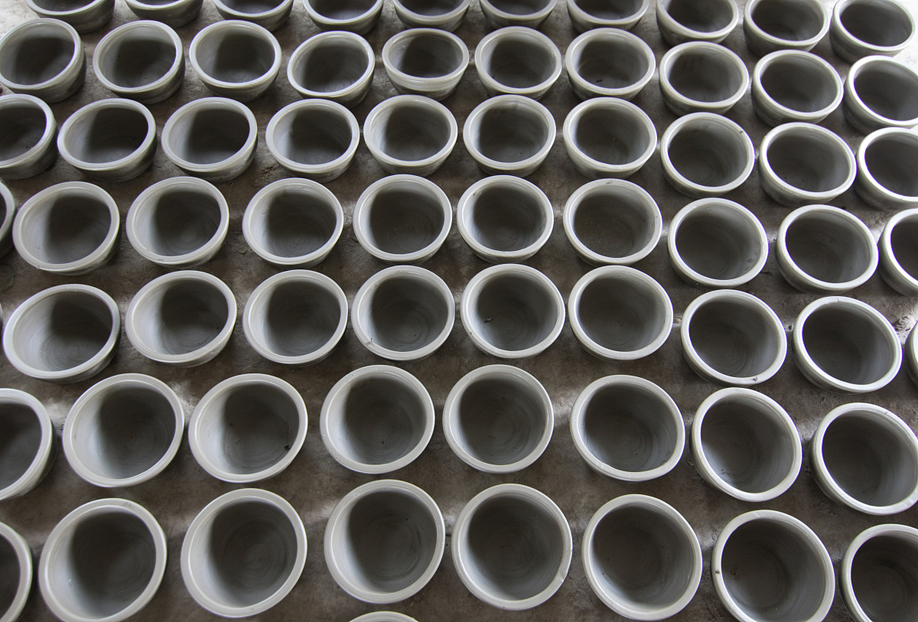 种以高纯α-al2o3粉为主要原料制成的陶瓷材料,其晶相晶粒尺寸小于6um