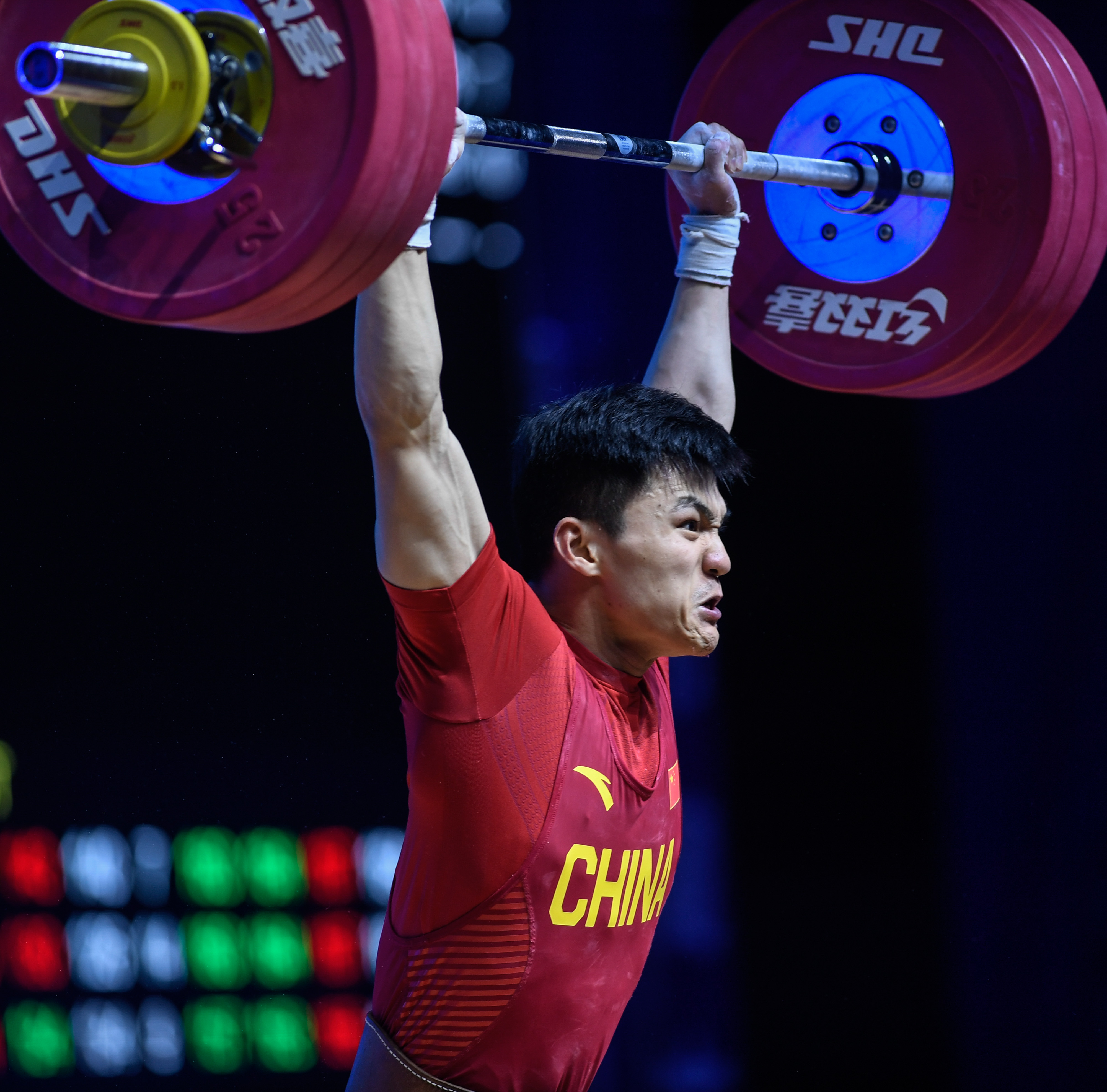 举重——亚锦赛:中国选手包揽男子67公斤级冠亚军(1)