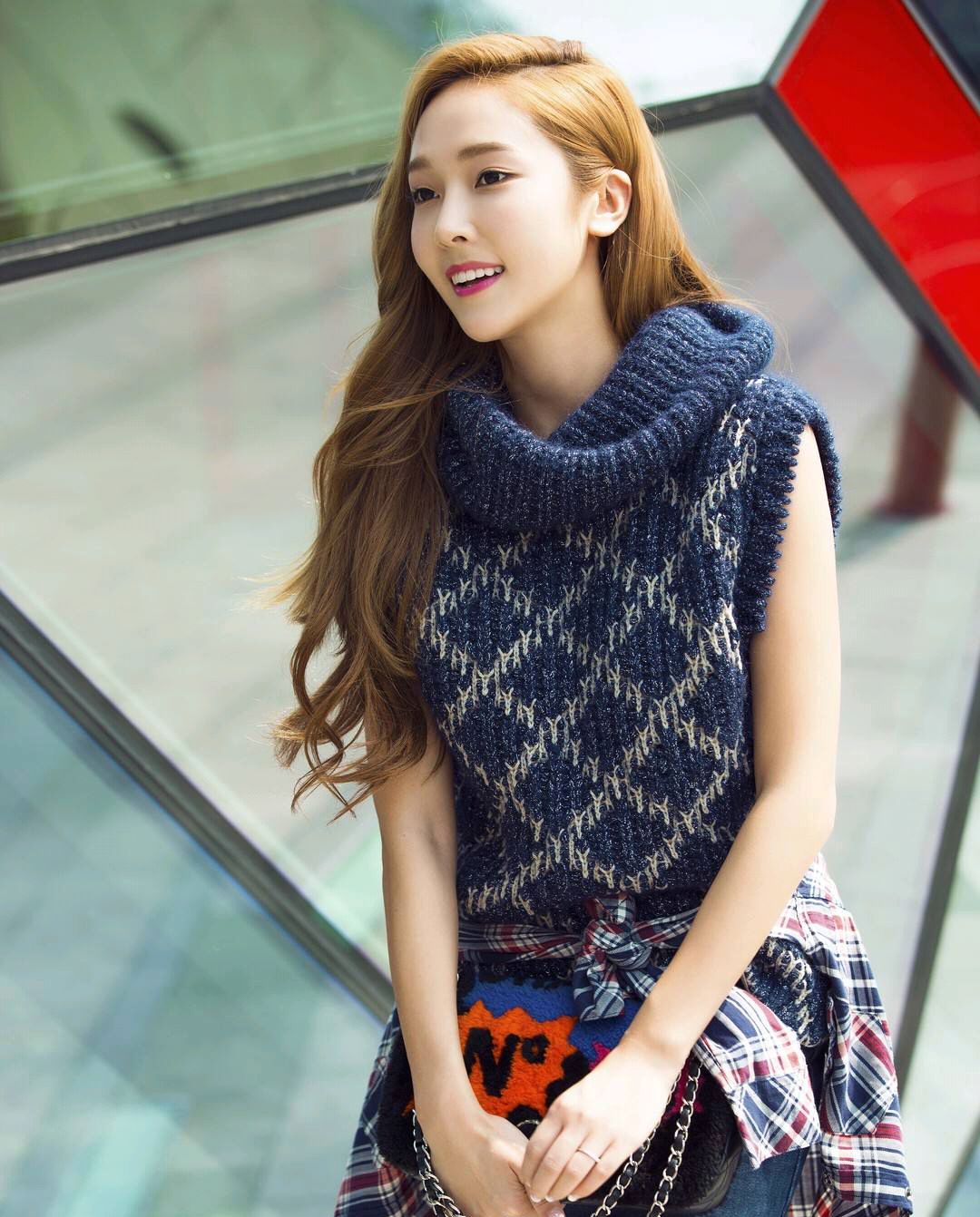 郑秀妍身穿高领毛衣,长长的卷发,非常时髦感性