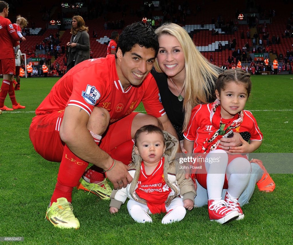 苏亚雷斯与青梅竹马索菲亚:千难万险也要娶你,只因多看你一眼!