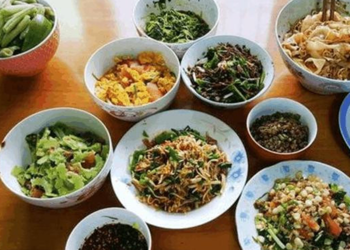老丈人进城给外孙过生日,看到一桌素菜,隔天才知实情