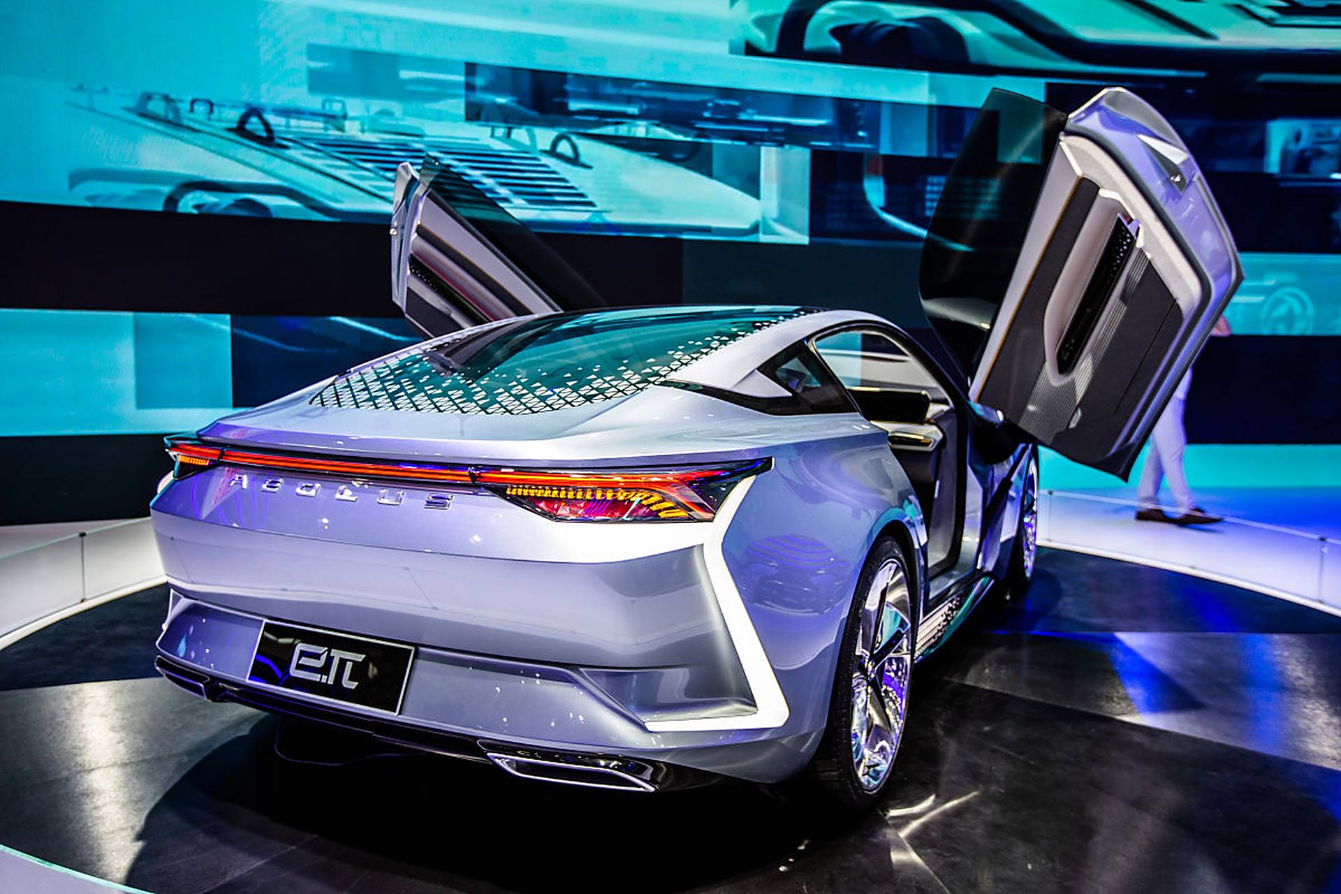 东风eπ007首发,炫酷剪刀门引领潮流,即将年底预售  嗨,各位车迷朋友