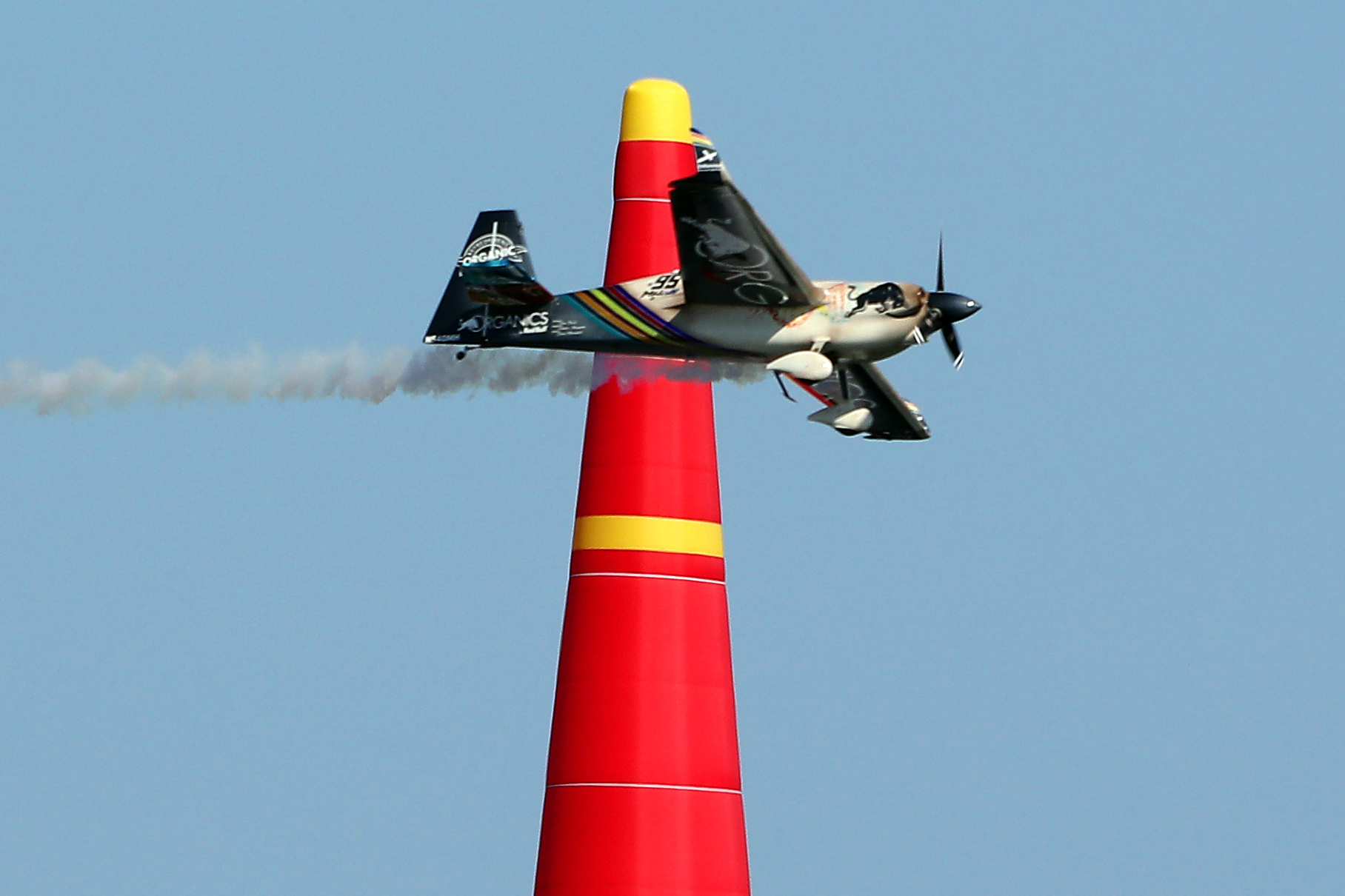 红牛特技飞行赛在戛纳举行(22)