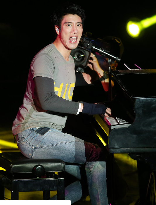 台北跨年:王力宏弹钢琴自我陶醉,数千粉冒雨到场聆听汪小菲助阵