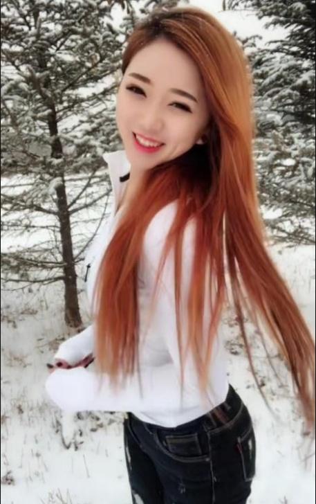 小姐姐雪地自拍,清纯的模样让人着迷,网友:需要外套吗?