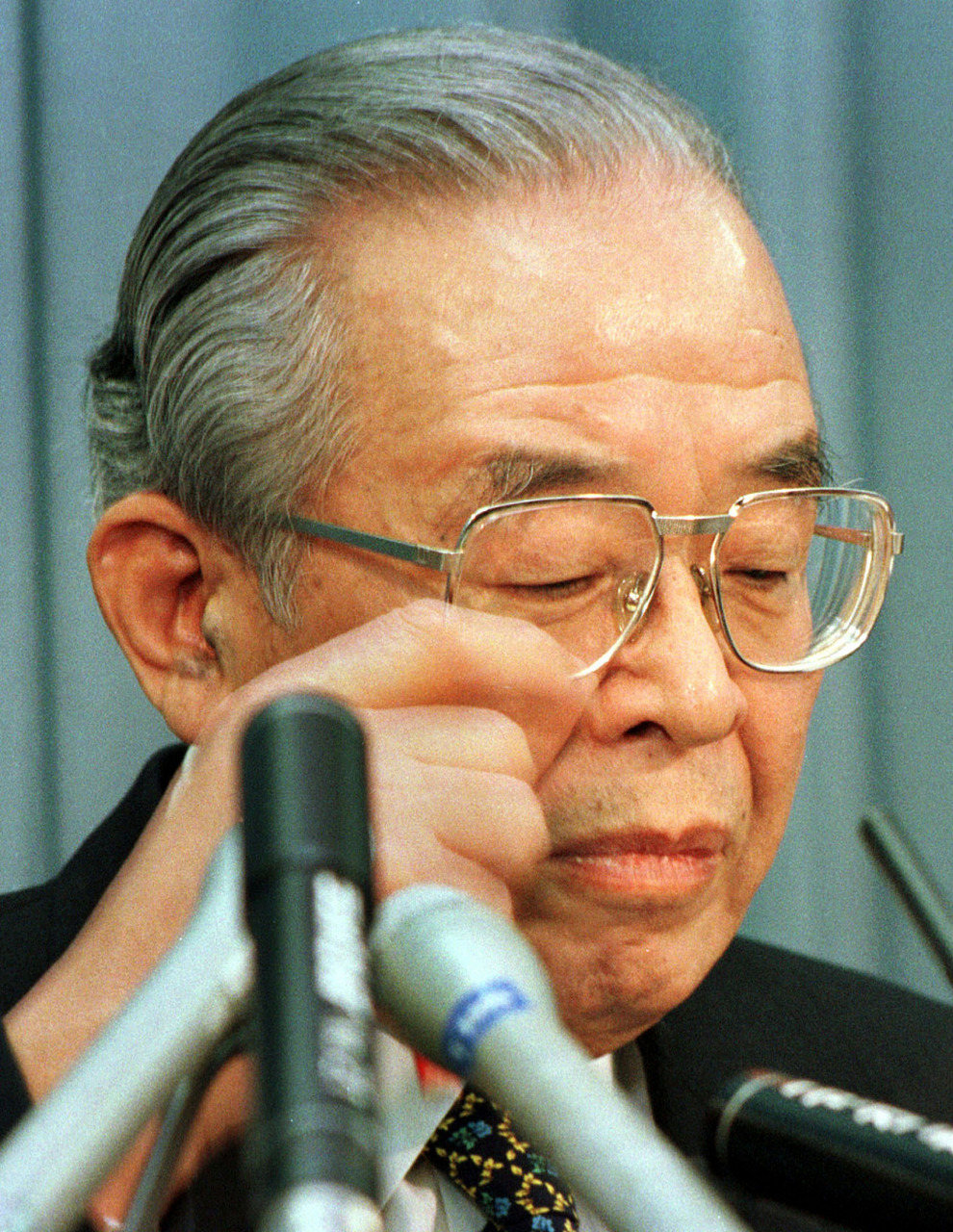 许渊冲之子许明选择在国外发展,受多元文化影响形成独特艺术风格,通过