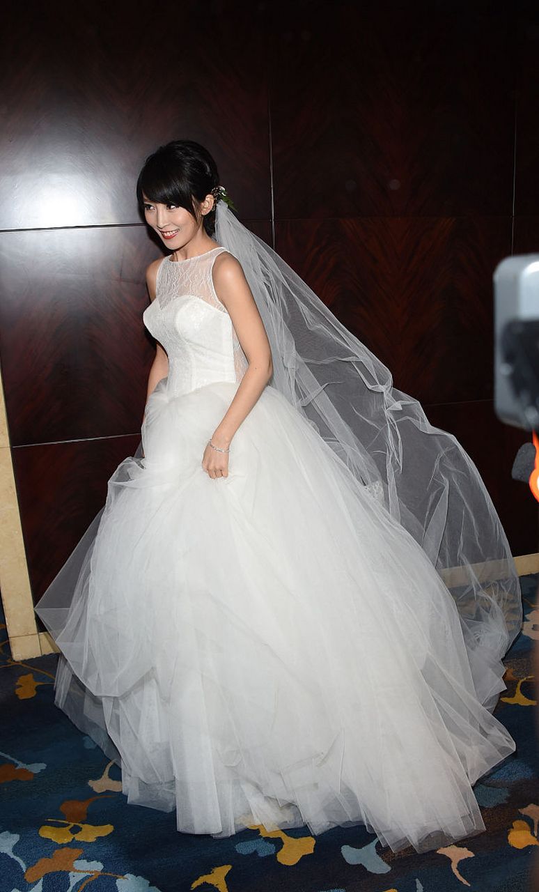 网友:谢楠穿婚纱真的太美了!真的好瘦啊!