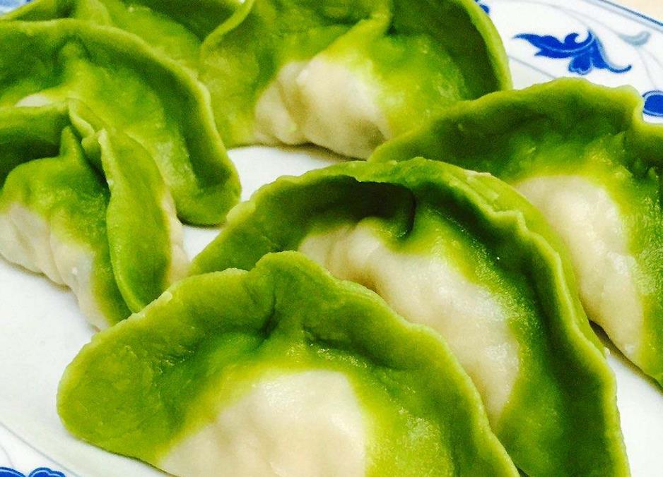 用菠菜汁做饺子皮,颜色翠绿卖相好,孩子也爱抢着吃