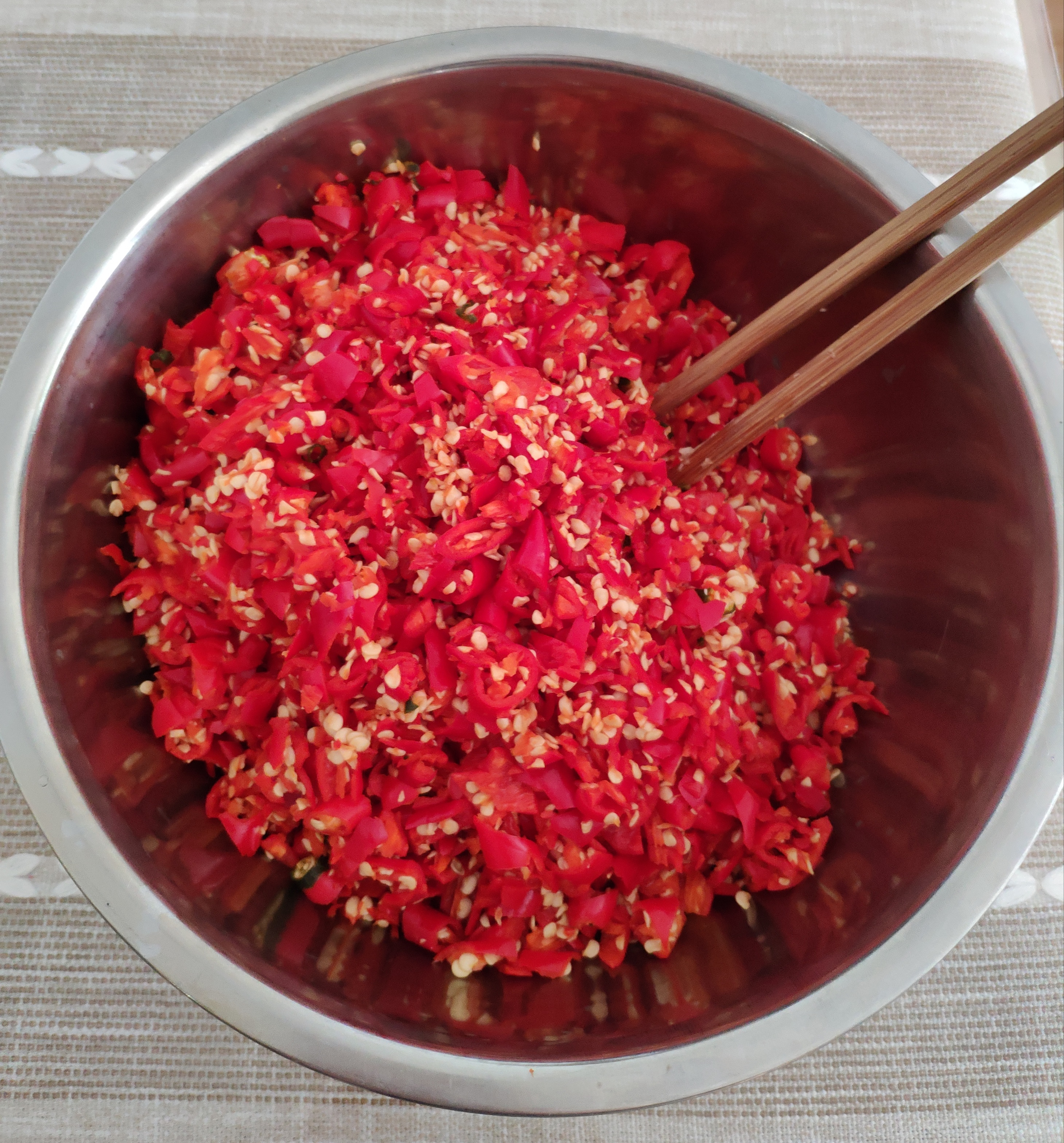 现将这小秘诀分享给大家: 我是选购的云南小米辣椒来做的剁椒 小贴士