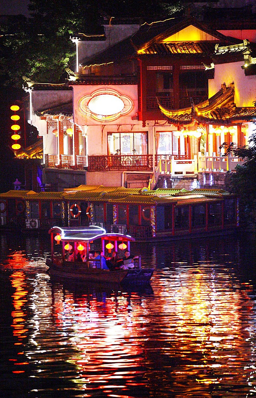 清代捧花生《秦淮画舫录》自序云:"游秦淮者,必资画舫,在六朝时已然