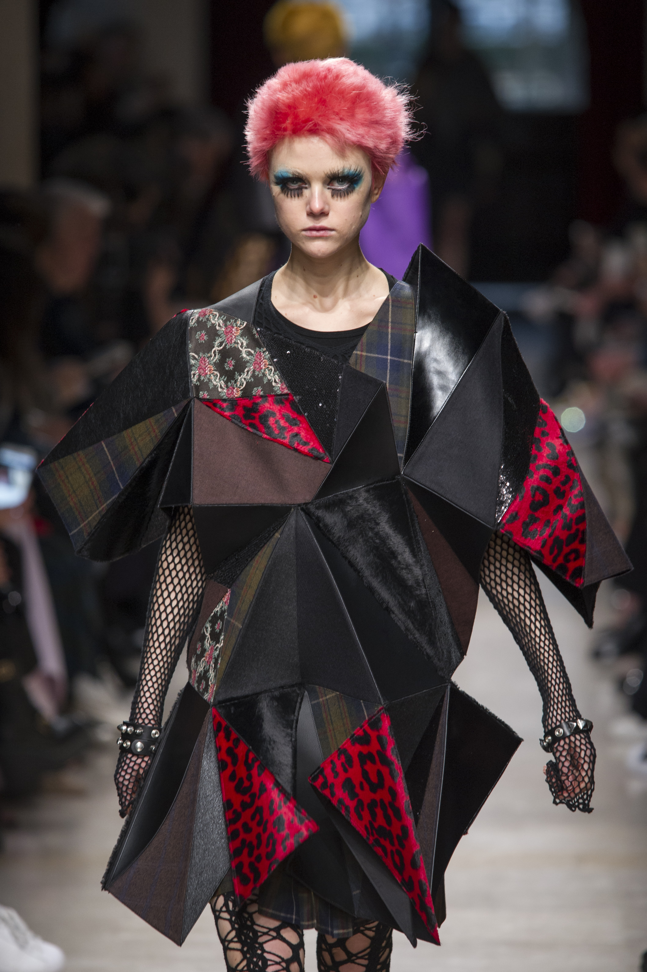 染着红色的头发,眼睛周围则涂成了绿色,第一印象是很重要的