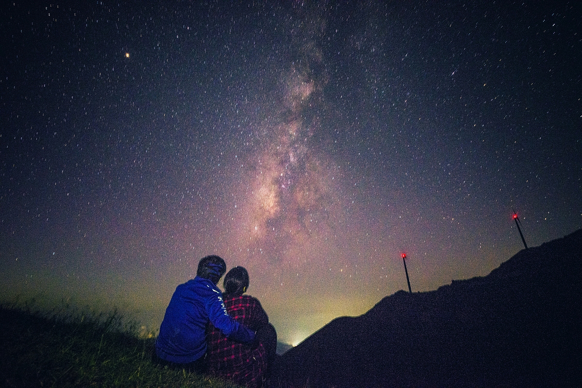 晚上无聊就去公园看别人谈恋爱,看到一对小情侣在谈,我看了一个多小时