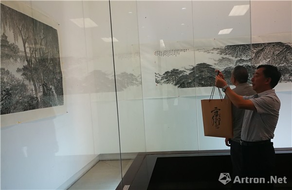 "何德能多彩贵州主题作品展"以守望乡愁表现贵州山水